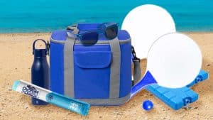 Blauwe branding zomer strandpakket. met koeltas, zonnerbil, tennis set, waterfles en frozen cocktail in blauwe kleur