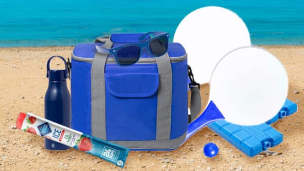 Blauwe branding zomer strandpakket. met koeltas, zonnerbil, tennis set, waterfles en frozen Karvan Cevitan ijsje in blauwe kleur