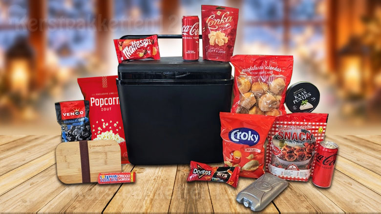 Luxe kerstpakket met zwarte koelbox, lunchbox, cola, chips, Tony’s Chocolonely en feestelijke snacks