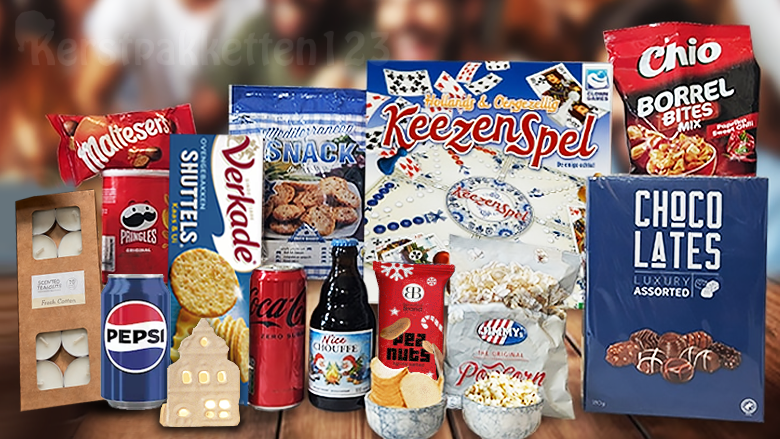 Kerstpakket met keezenspel, theelichthouder, snacks, drankjes en blauwe schaaltjes op een witte achtergrond