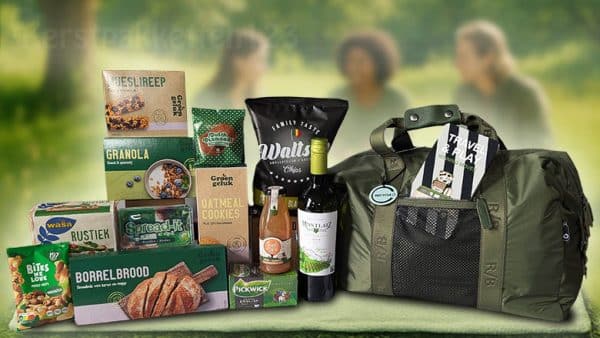 Duurzaam kerstpakket met groene RPET reistas, biologische wijn, koekjes, granola, borrelhapjes en reisspel