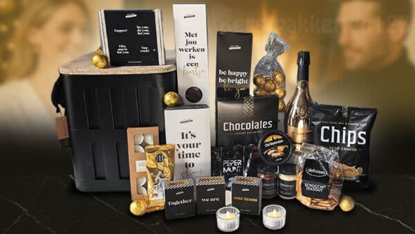 Luxe kerstpakket met zwarte opbergbox, JP. Chenet wijn, delicatessen en complimentgeschenken in zwart-goud verpakking