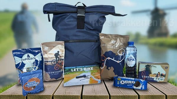 Duurzaam kerstpakket met blauwe RPET fietsrugtas, fietsgids en gezonde snacks