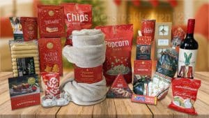 Kerstpakket met grijze fleece plaid, fles rosé, chips, chocolade, en kerstlekkernijen