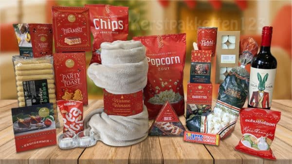 Kerstpakket met grijze fleece plaid, fles rosé, chips, chocolade, en kerstlekkernijen
