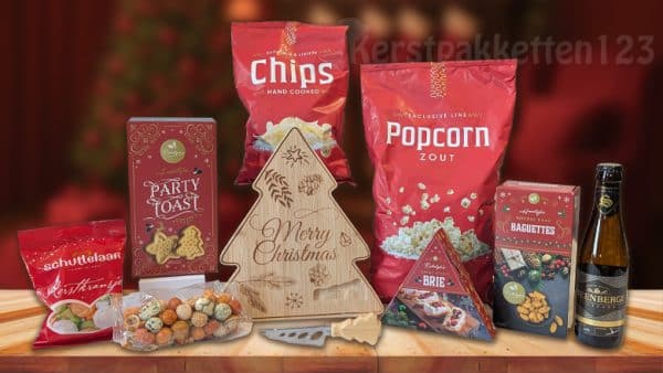 Kaas kerstpakket met kerstboom serveerplank, kaas en borrelhapjes