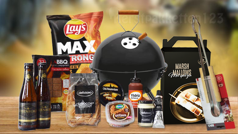 Smakelijk Smullen Kogel BBQ Kerstpakket met zwarte kogelbarbecue, sauzen, snacks en pilsener, sfeervol gepresenteerd.