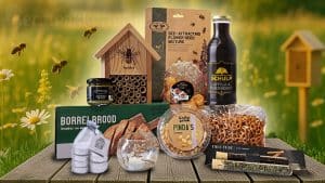 Bijvriendelijk duurzaam kerstpakket met bijenhotel en duurzame lekkernijen