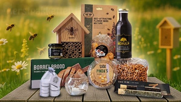 Bijvriendelijk duurzaam kerstpakket met bijenhotel en duurzame lekkernijen