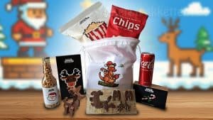Pixel Perfect kerstpakket met bedrukte rugzak, snacks, chocolade, thee en Coca Cola in feestelijke pixel-art stijl.
