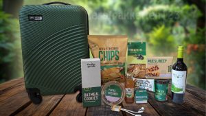 Groen duurzaam kerstpakket met trolley, snacks, wijn en groene verpakking