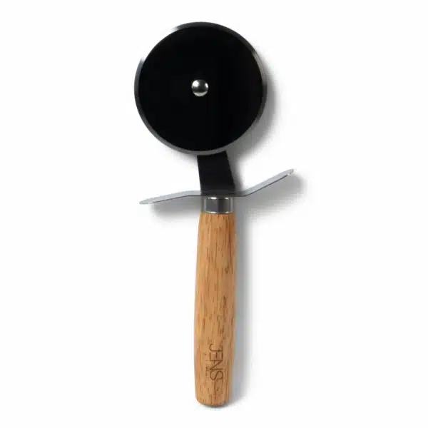 Pizza snijder met houten handvat en zwart roestvrijstalen snijwiel.