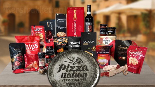 Luxe Italiaans kerstpakket met zwart pizzabord, pizzasnijder, rode verpakking, pastaproducten, snacks en rode wijn