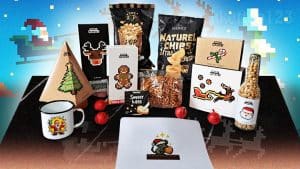 Pixel Perfect kerstpakket met mok, muismat, snacks, chocolade, thee en feestelijke Pixel-art verpakking.