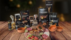Tapas kerstpakket met houten tapasplank in kransvorm, zwarte borrelverpakkingen, terracotta schaaltjes, theelichthouder en luxe tapasproducten