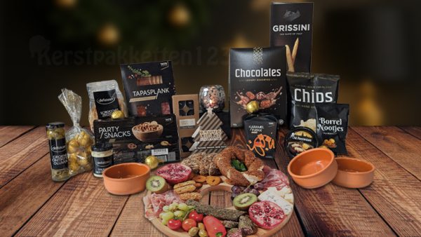 Tapas kerstpakket met houten tapasplank in kransvorm, zwarte borrelverpakkingen, terracotta schaaltjes, theelichthouder en luxe tapasproducten