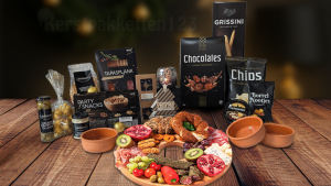Tapas kerstpakket met houten tapasplank in kransvorm, zwarte borrelverpakkingen, terracotta schaaltjes, theelichthouder en luxe tapasproducten