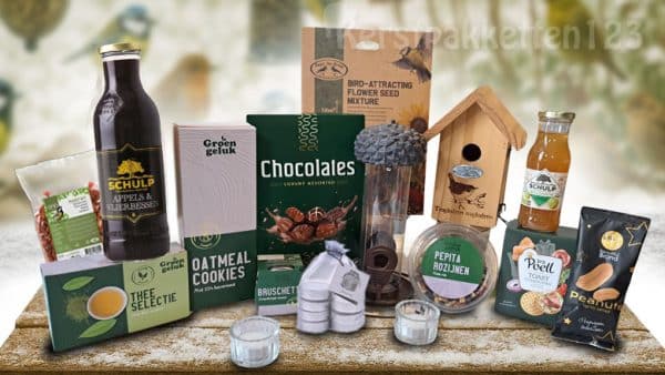 Duurzaam kerstpakket Vrolijk Vogelparadijs met eikelvoedersilo, nestkast en biologische lekkernijen