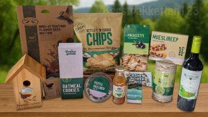 Groen kerstpakket met vogelhuisje, bloemzaadjes, biologische snacks, rode wijn en milieuvriendelijke verpakking