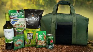 Duurzaam kerstpakket met grote groene RPET ripstop reistas en milieuvriendelijke lekkernijen
