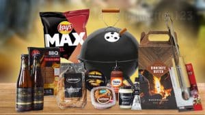Smakelijk Smullen Kogel BBQ Kerstpakket met zwarte kogelbarbecue, sauzen, snacks en pilsener, sfeervol gepresenteerd.