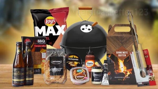 Smakelijk Smullen Kogel BBQ Kerstpakket met zwarte kogelbarbecue, sauzen, snacks en pilsener, sfeervol gepresenteerd.