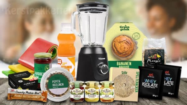 Heerlijk genieten van smoothies met het Healthy and Fit Blender kerstpakket op tafel.