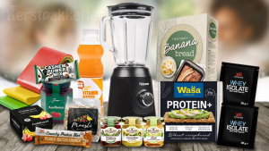 Heerlijk genieten van smoothies met het Healthy and Fit Blender kerstpakket op tafel.