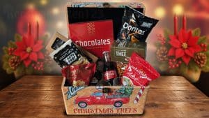 Heerlijk Houten Kerstkistje – luxe kerstpakket met houten kistje en lekkernijen