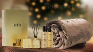 Luxe Janzen Giftset Euphoria XL met taupe plaid op houten tafel – sfeervol kerstcadeau met kaars, diffuser en plaid.