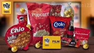 Pathé Thuisbioscoop knus bankhangen kerstpakket met snacks, cola en filmcadeaubon