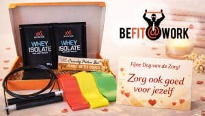 Dag van de Zorg healthy fit brievenbuspakket met fitnessbanden, springtouw, eiwitreep en kaartje zorg ook goed voor jezelf