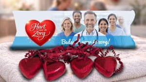 Dag van de Zorg geschenk met chocolade hartjes in gepersonaliseerd doosje