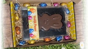 Geel Paas brievenbusdoosje met chocolade Paashaas, paaseitjes en bedrukbare wikkel