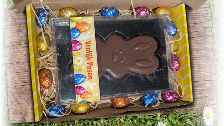 Geel Paas brievenbusdoosje met chocolade Paashaas, paaseitjes en bedrukbare wikkel
