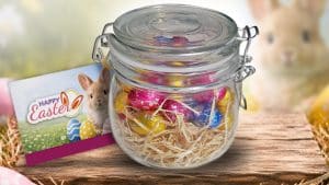 Glazen weckpotje met melkchocolade paaseitjes en paassticker als relatiegeschenk