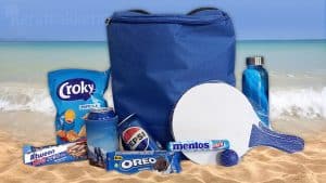 Blauw zomerpakket met koelrugzak, strandrackets en snacks
