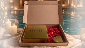 Dag van de Zorg brievenbuspakket met Janzen Euphoria Golden Collection, gouden lippenbalsem en chocoladehartjes