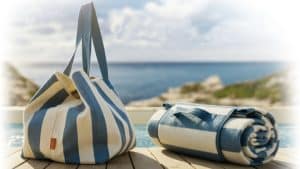 zomerpakket strandtas en picknickkleed blauw wit gestreept relatiegeschenk