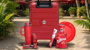 Tropisch zomerpakket met rode trolley en zomerse inhoud