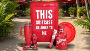 Tropisch zomerpakket met rode trolley en zomerse inhoud