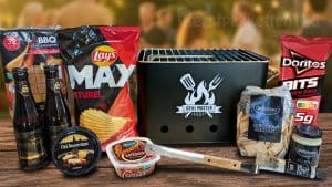 BBQ zomerpakket Happz Grill Master met barbecue, bier en snacks op tafel