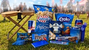 Festival Survival zomerpakket met stoel tas, powerbank, snacks en festival gadgets op festivalterrein