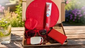 Zomers rood brievenbuspakket met powerbank, zonnebril, frisbee en frozen cocktail