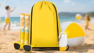 Zonnig geel zomerpakket met koelrugzak, strandbal en zomerse strandartikelen