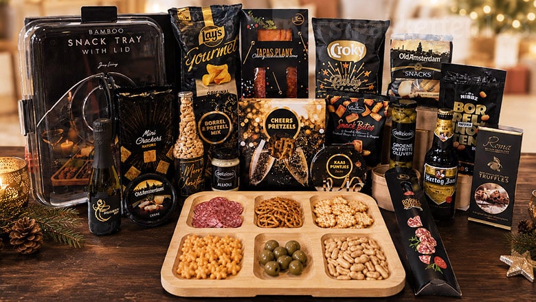 Smakelijk en sfeervol kerstpakket met bamboe snack tray, tapas en borrelhapjes