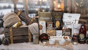 Luxe landelijk kerstpakket met exclusief houten Happz kistje, plaid en winterse delicatessen.