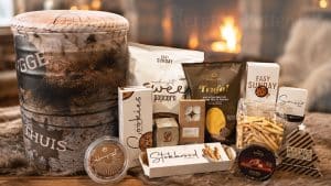 Scandinavisch kerstpakket met exclusieve Happz opbergpoef en luxe winterse delicatessen.