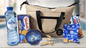 Kerstpakket met Norländer lunchkoeltas, duurzame oplaadkabel en snacks voor onderweg